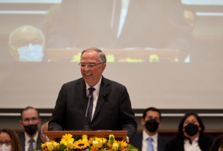 Élder Neil L. Andersen visita Perú y preside devocional en la ciudad de Lima