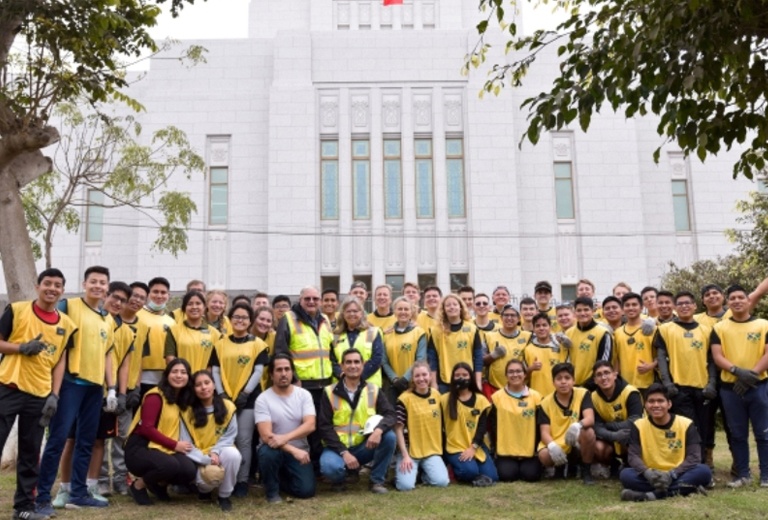 Manos que Ayudan en servicio en parque detrás del Templo Los Olivos